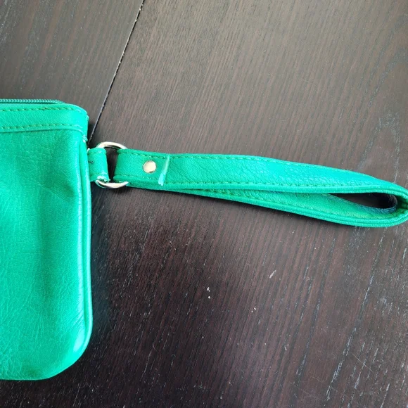 Bungalow 360 Green Vegan Whale Leather Clutch Wristlet Purse Gorgeous Like New - Picture 8 of 8